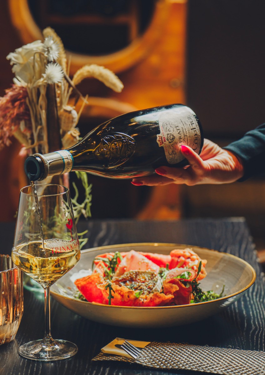 Wein wird am Tisch eingeschenkt
