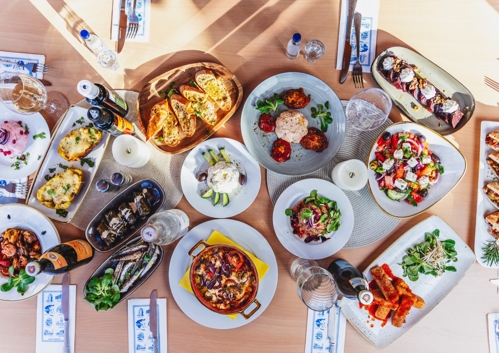 Gedeckter Tisch mit griechischen Vorspeisen von oben
