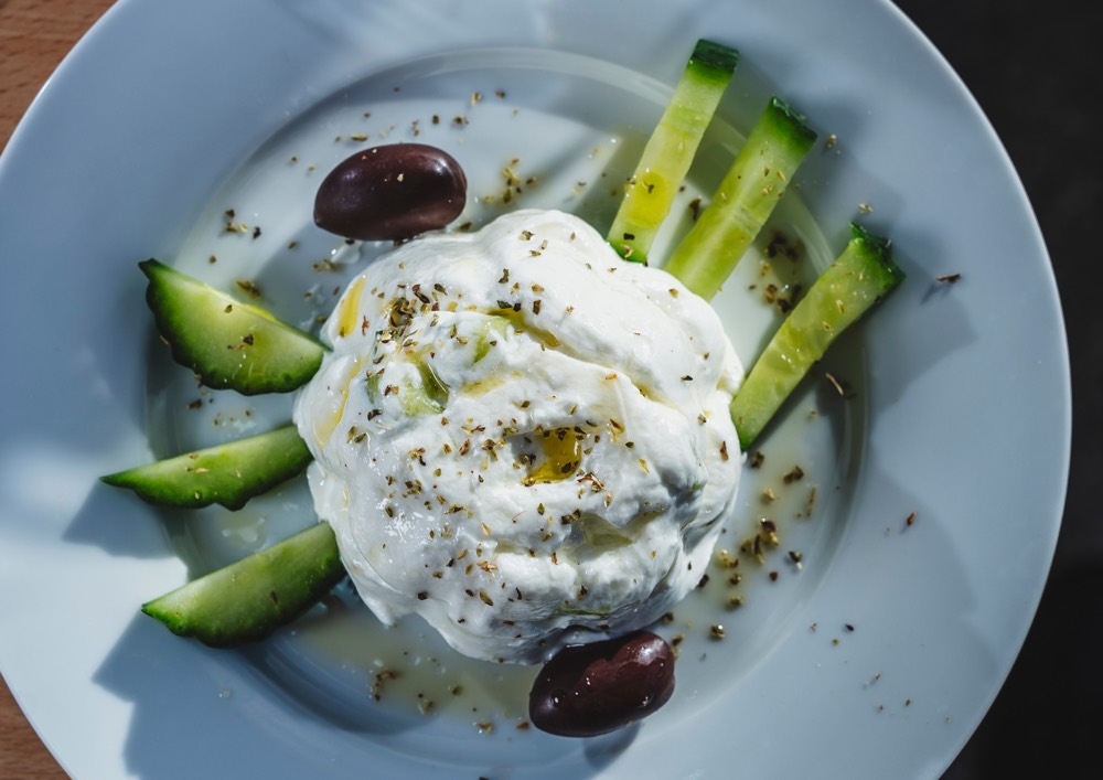 Tzatziki mit Gurke und Oliven